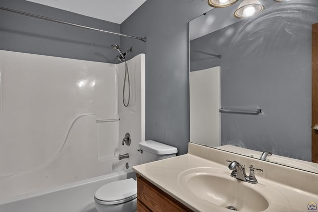 3909 SW 40th St, Topeka, KS 66610
