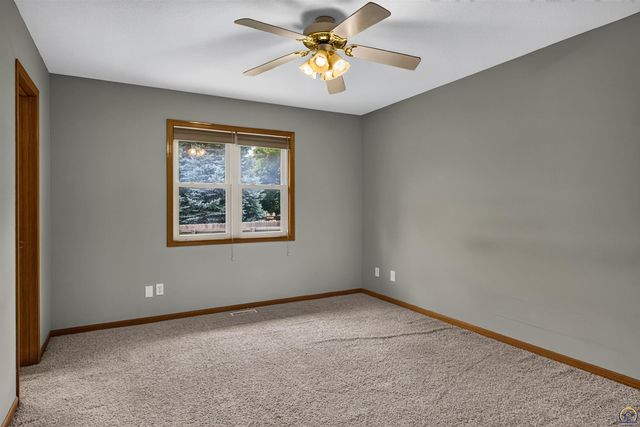 3909 SW 40th St, Topeka, KS 66610