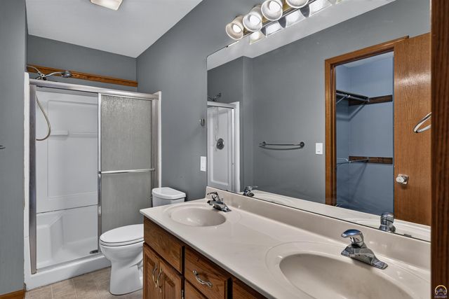 3909 SW 40th St, Topeka, KS 66610