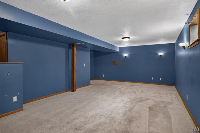 3909 SW 40th St, Topeka, KS 66610