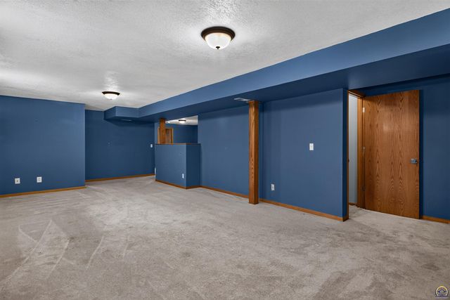 3909 SW 40th St, Topeka, KS 66610