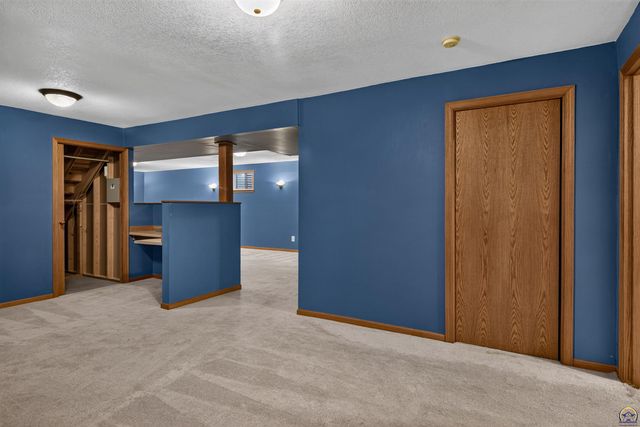 3909 SW 40th St, Topeka, KS 66610