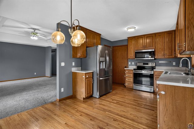 3909 SW 40th St, Topeka, KS 66610