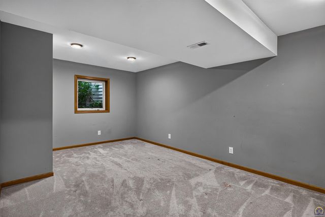 3909 SW 40th St, Topeka, KS 66610