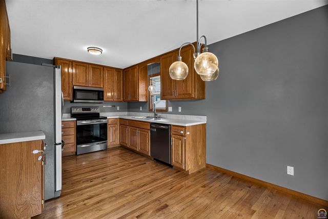 3909 SW 40th St, Topeka, KS 66610