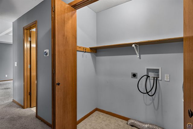 3909 SW 40th St, Topeka, KS 66610