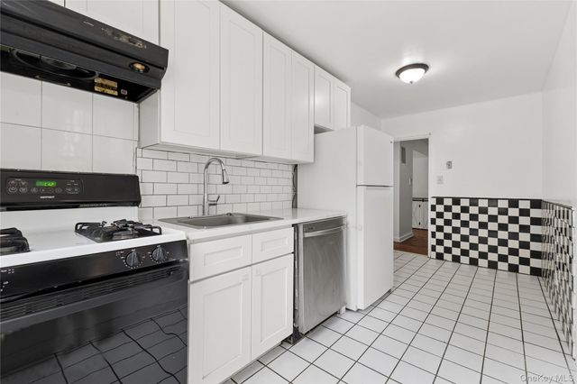 140-18 Burden Crescent 209, Briarwood, NY 11435