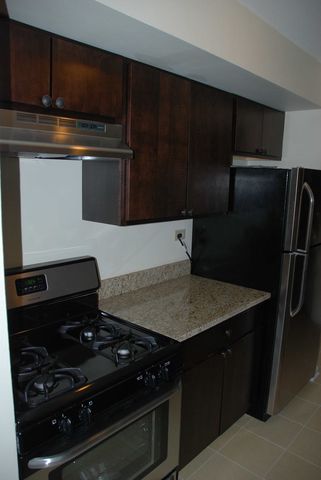 2216 COUNTRY CLUB Drive 13, Woodridge, IL 60517