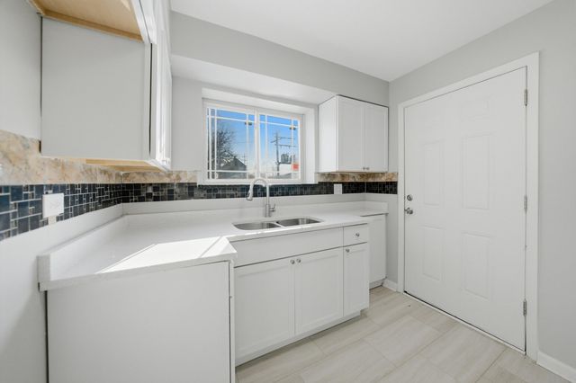 3243 S 49th Avenue 103, Cicero, IL 60804