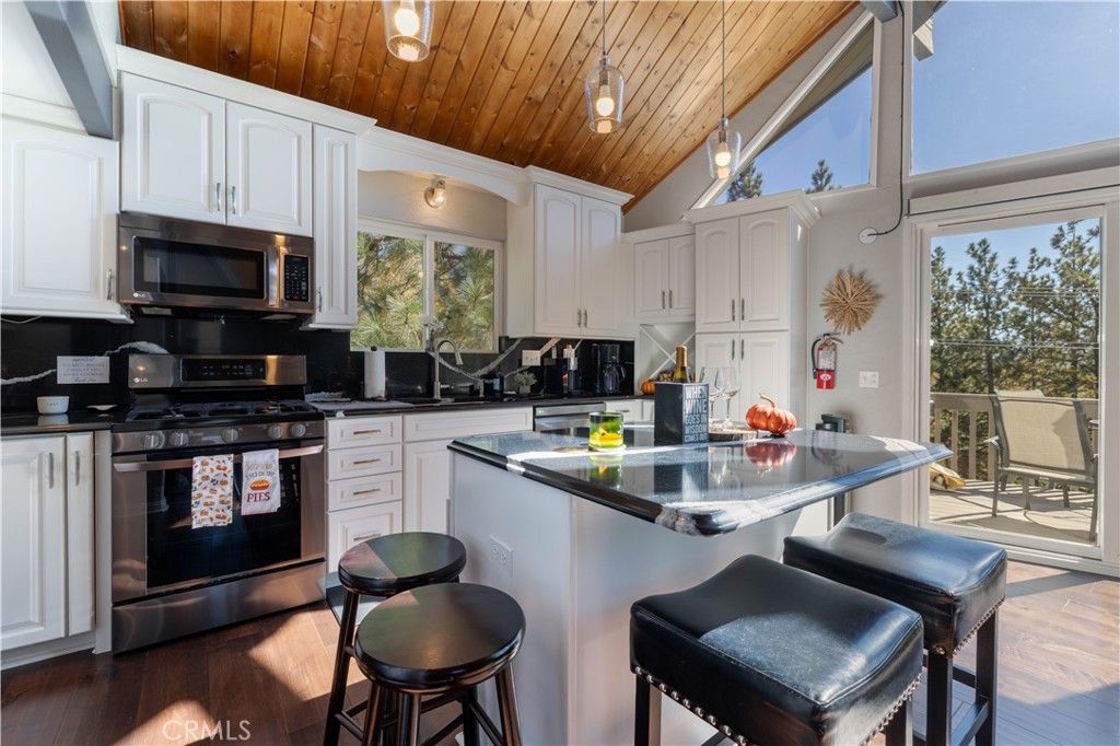 Image 7 of property listing at 27482 Matterhorn, Lake Arrowhead, CA 92352