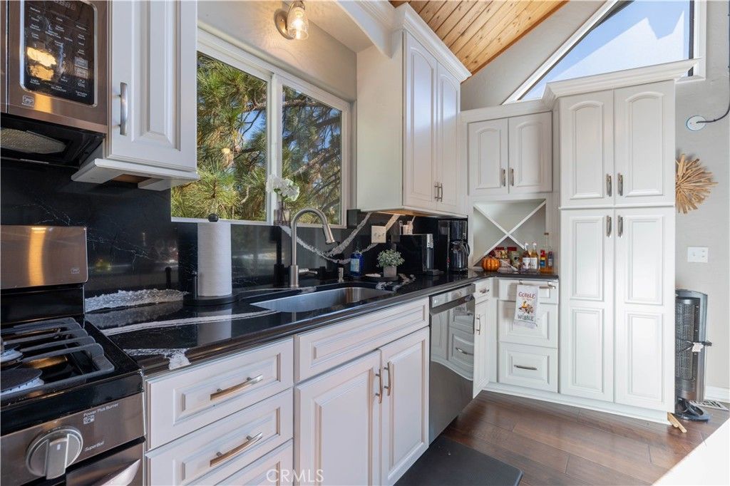 Image 9 of property listing at 27482 Matterhorn, Lake Arrowhead, CA 92352