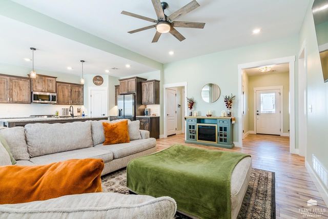 813 Waxwing Drive, Manhattan, KS 66502