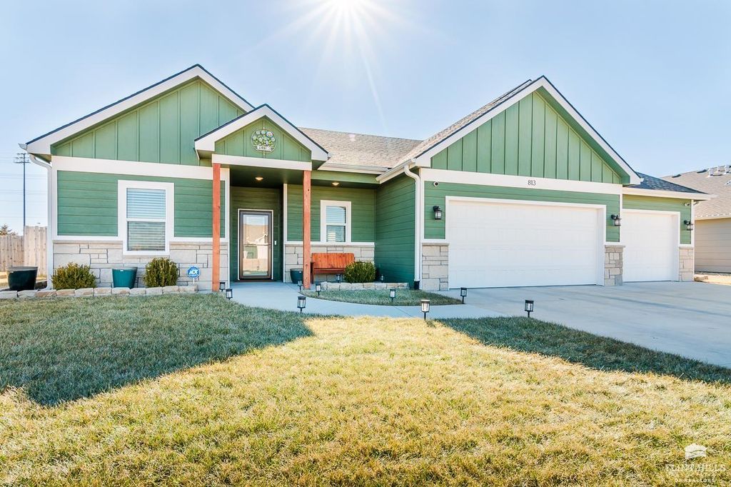813 Waxwing Drive, Manhattan, KS 66502