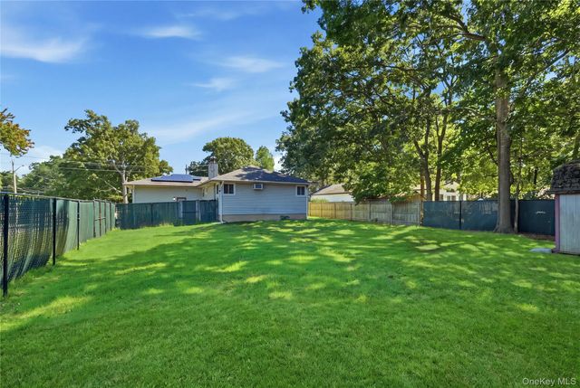 32 Edgewood Street, Mastic, NY 11950