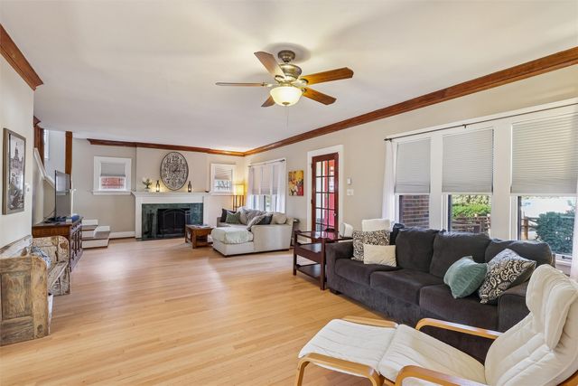 5200 Ingersoll Avenue, Des Moines, IA 50312