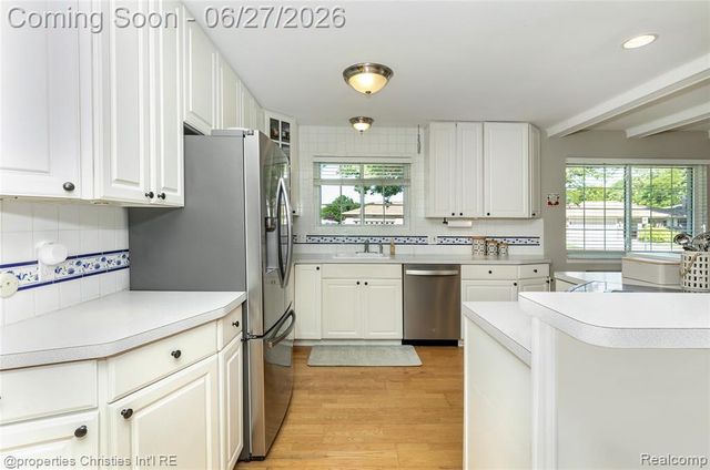 6805 Emerald Shores Drive, Troy, MI 48085