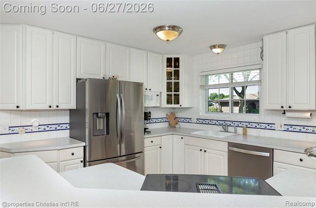 6805 Emerald Shores Drive, Troy, MI 48085