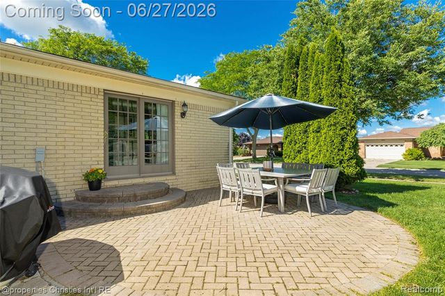 6805 Emerald Shores Drive, Troy, MI 48085