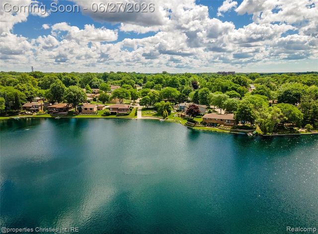 6805 Emerald Shores Drive, Troy, MI 48085