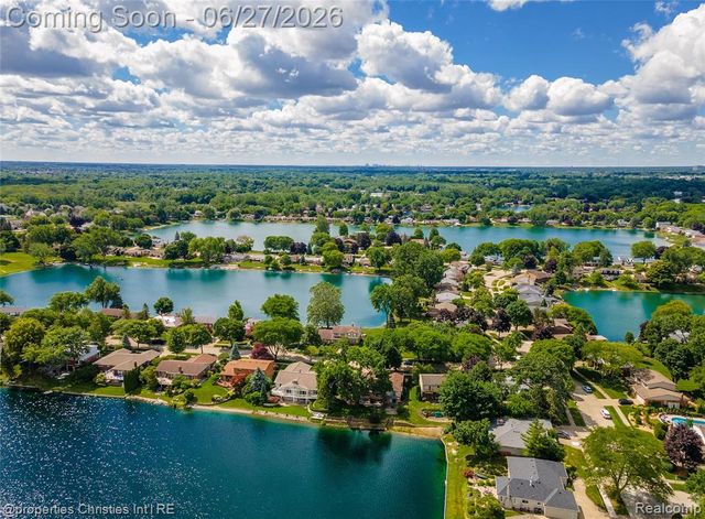 6805 Emerald Shores Drive, Troy, MI 48085