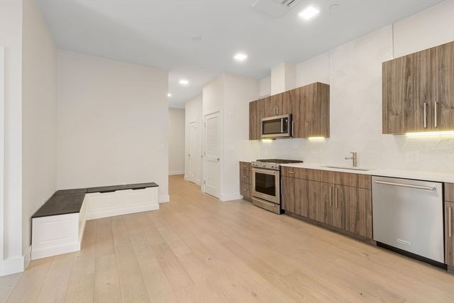 24 Rush St E, Somerville, MA 02145