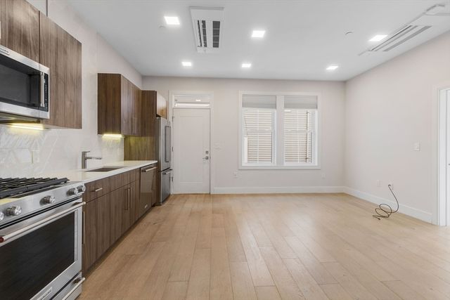 24 Rush St E, Somerville, MA 02145