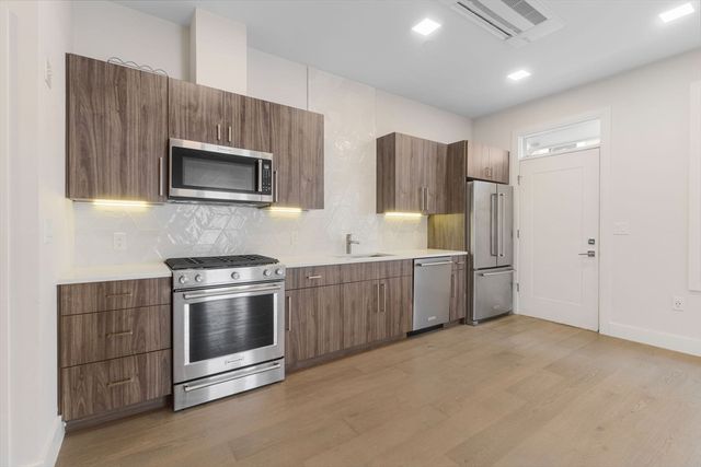 24 Rush St E, Somerville, MA 02145