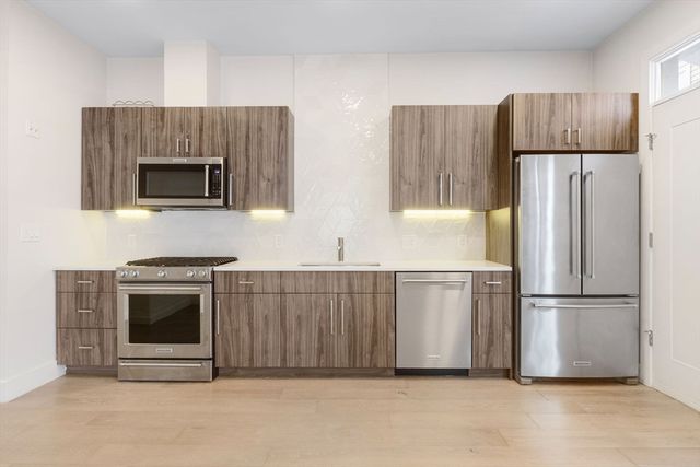 24 Rush St E, Somerville, MA 02145