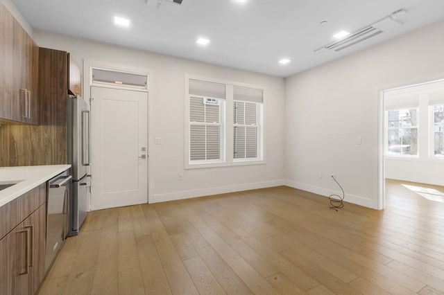 24 Rush St E, Somerville, MA 02145