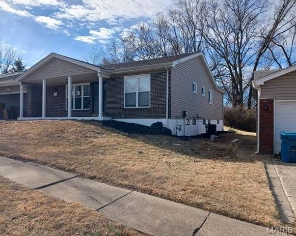 6742 Foxbend Court, Florissant, MO 63033