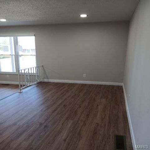 6742 Foxbend Court, Florissant, MO 63033