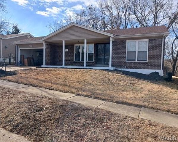 6742 Foxbend Court, Florissant, MO 63033