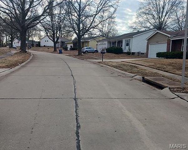 6742 Foxbend Court, Florissant, MO 63033