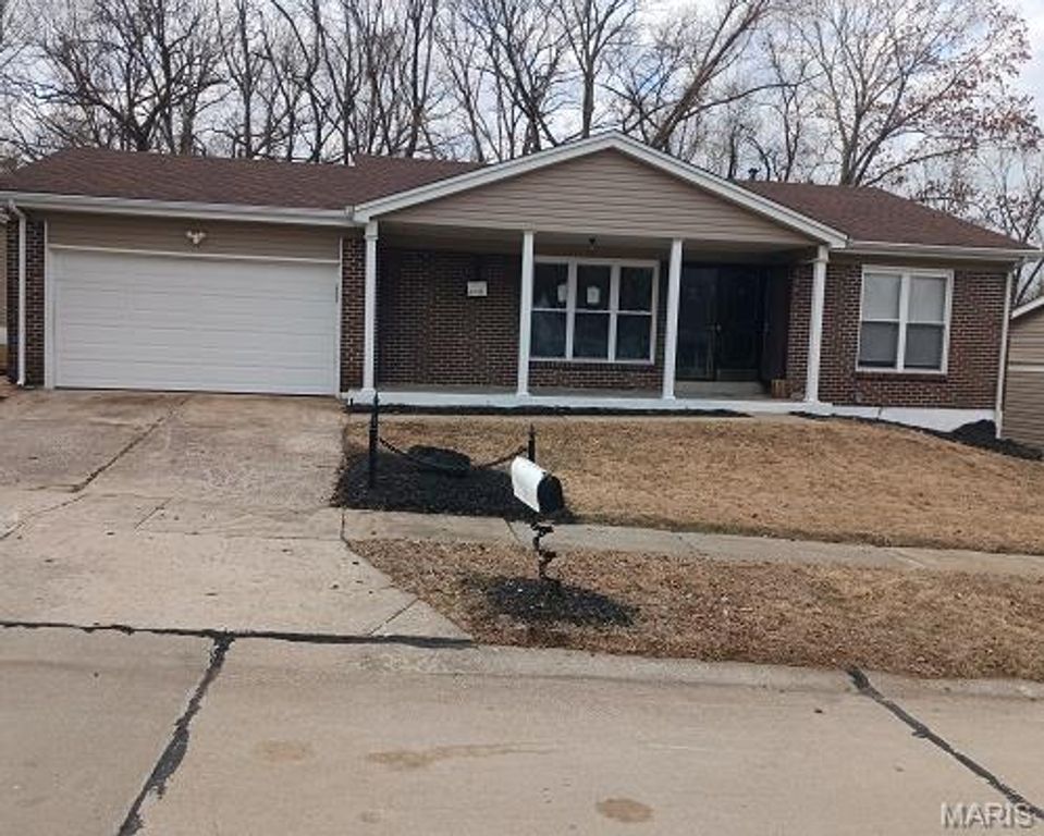 6742 Foxbend Court, Florissant, MO 63033