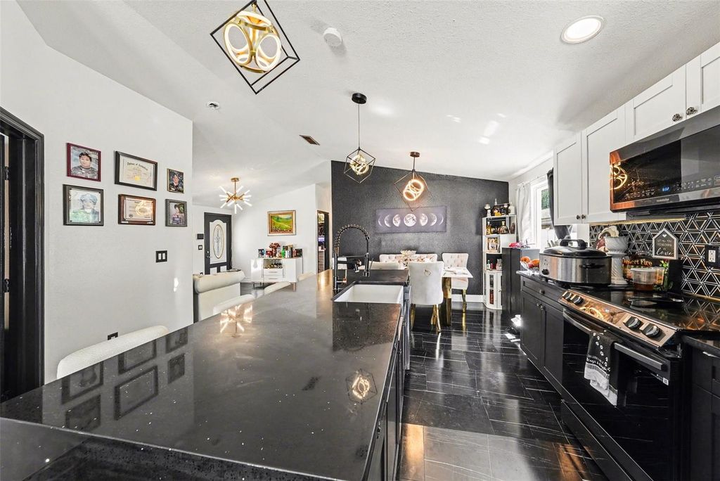 Image 11 of property listing at 10119 CHIMNEY HILL COURT, Tampa, FL 33615