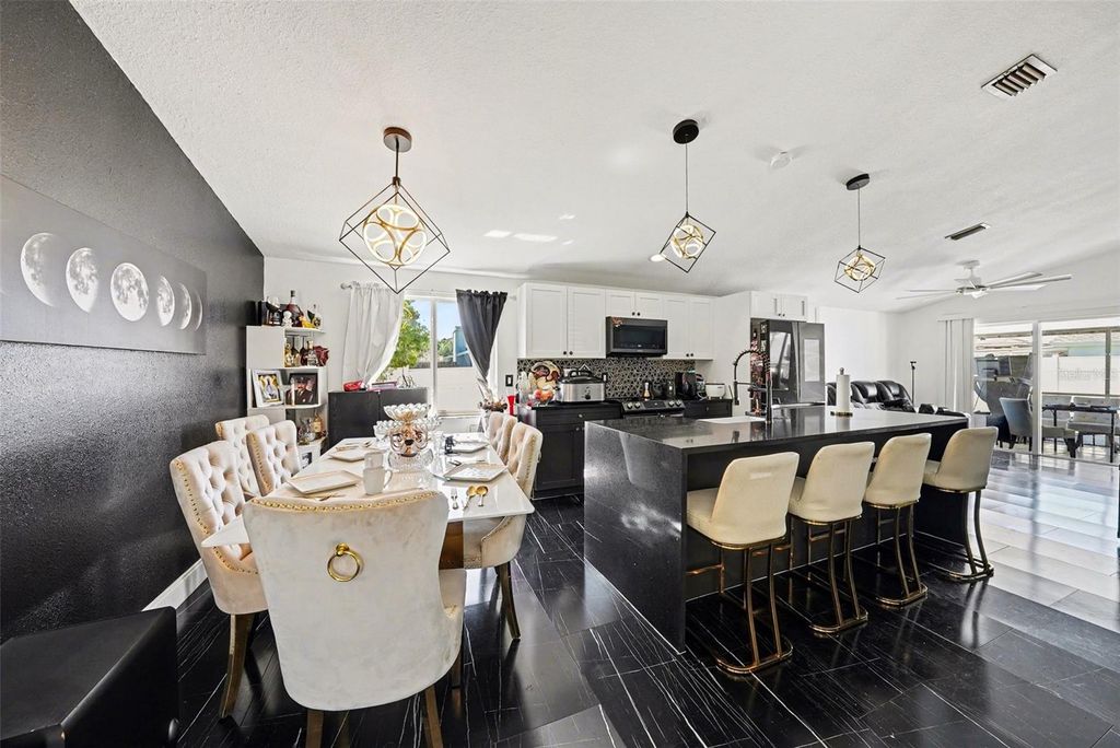 Image 8 of property listing at 10119 CHIMNEY HILL COURT, Tampa, FL 33615