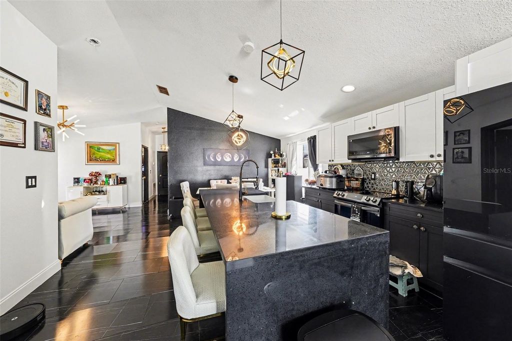 Image 10 of property listing at 10119 CHIMNEY HILL COURT, Tampa, FL 33615