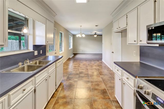 247 Goldenrod Avenue, Victoria, TX 77904