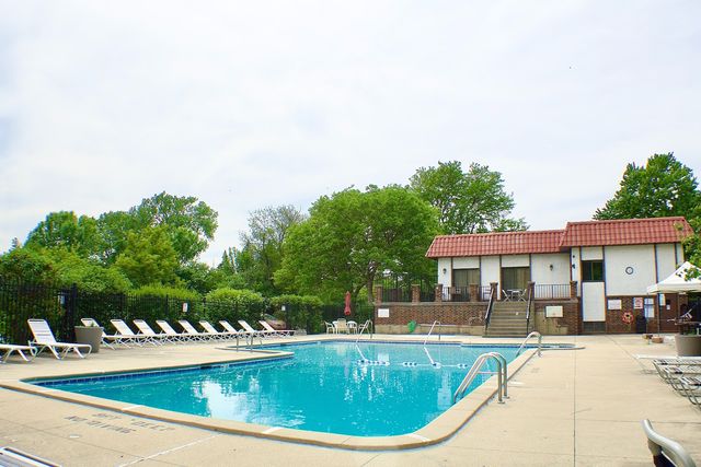 475 Plum Creek Drive 104, Wheeling, IL 60090