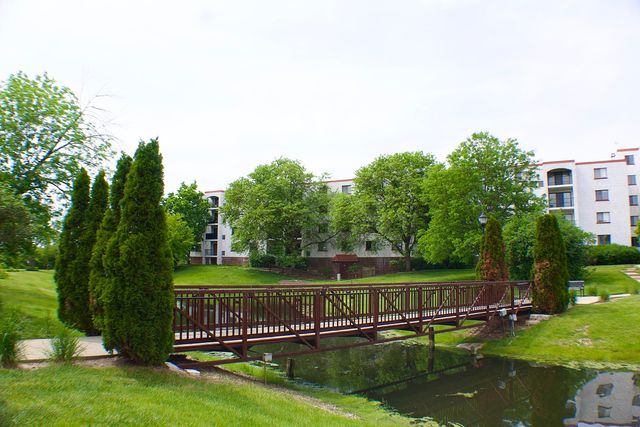 475 Plum Creek Drive 104, Wheeling, IL 60090