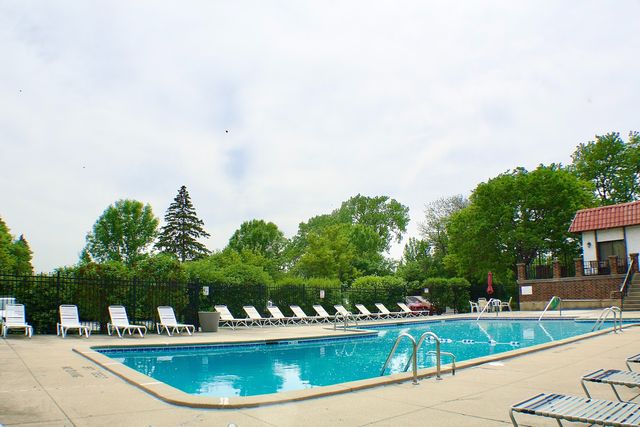 475 Plum Creek Drive 104, Wheeling, IL 60090