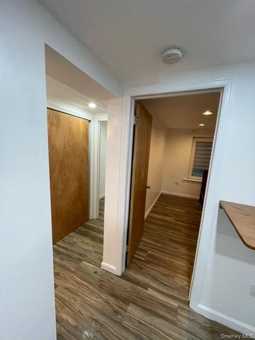 71-61 70th St, Glendale, NY 11385