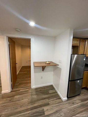 71-61 70th St, Glendale, NY 11385