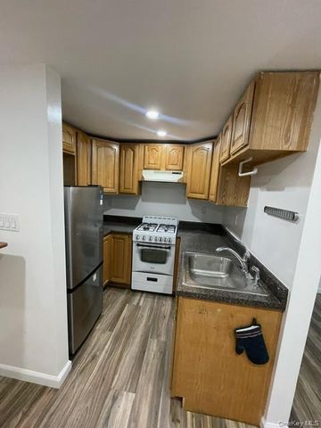 71-61 70th St, Glendale, NY 11385