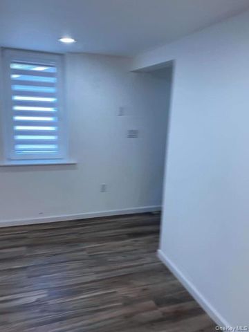 71-61 70th St, Glendale, NY 11385