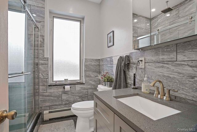 71-61 70th St, Glendale, NY 11385