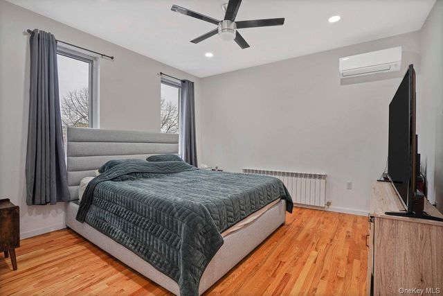 71-61 70th St, Glendale, NY 11385