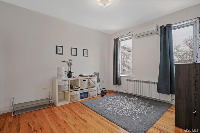 71-61 70th St, Glendale, NY 11385