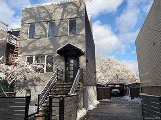 71-61 70th St, Glendale, NY 11385