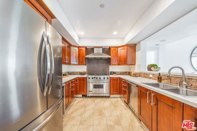 951 Granville Avenue 202, Los Angeles, CA 90049